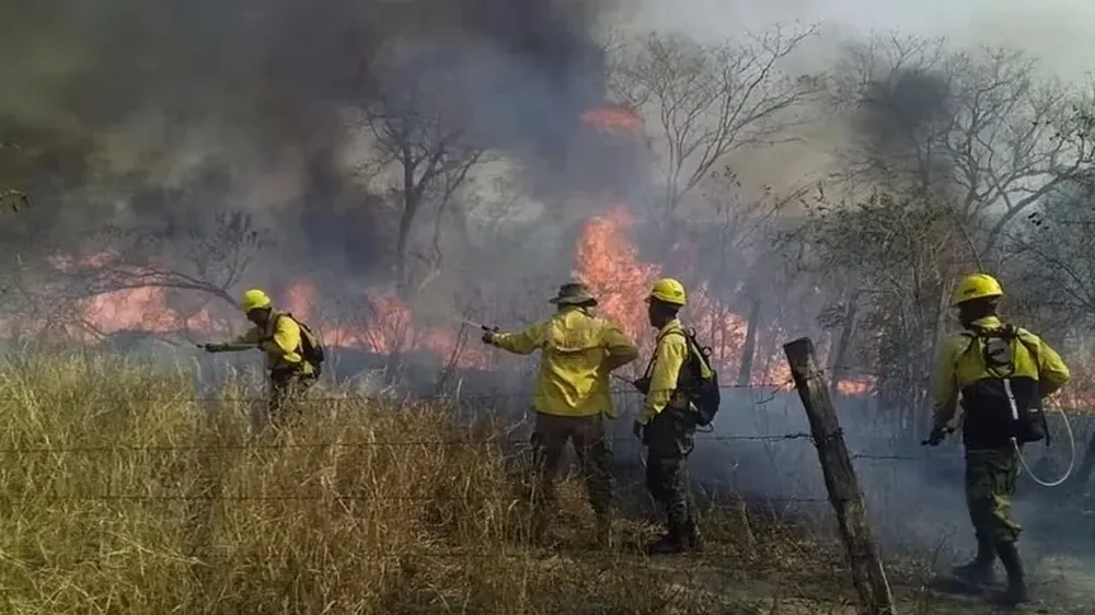 Los incendios forestales en el oriente boliviano incrementan la ola de calor y la saturación atmosférica con humo.