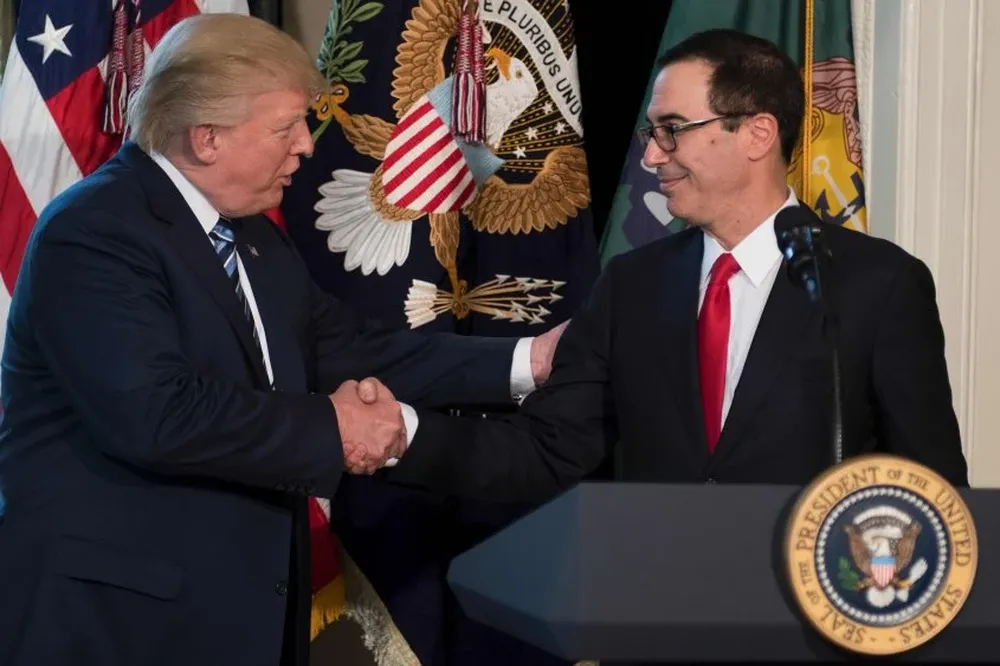 Donald Trump saluda al Secretario del Tesoro, Steven Mnuchin, el pasado 21 de abril