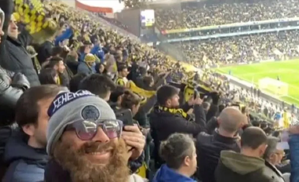 Diego Lugano disfrazado en la tribuna observando el clásico turco