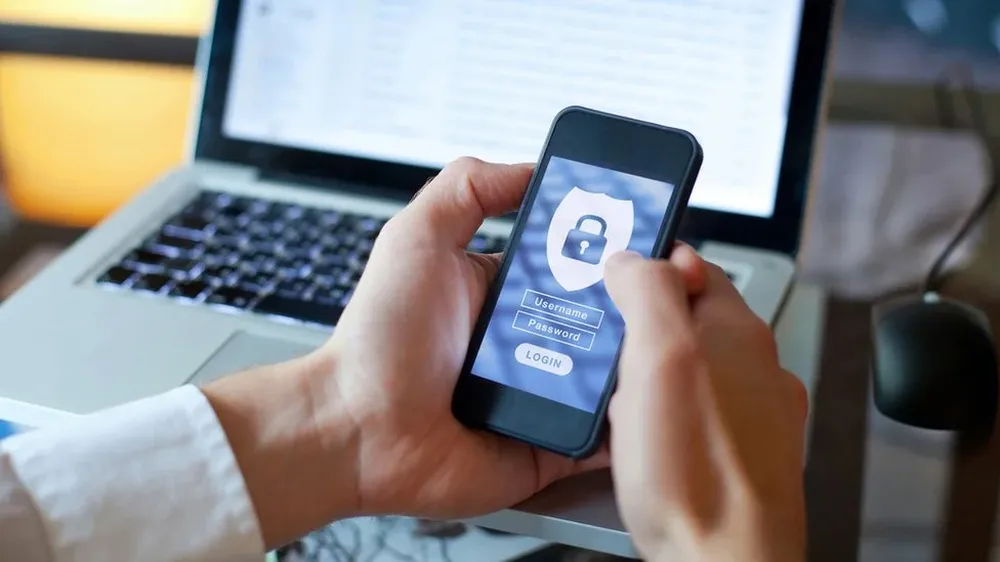 Tus datos personales no solo son accesibles a Facebook, sino a empresas que los comercializan.