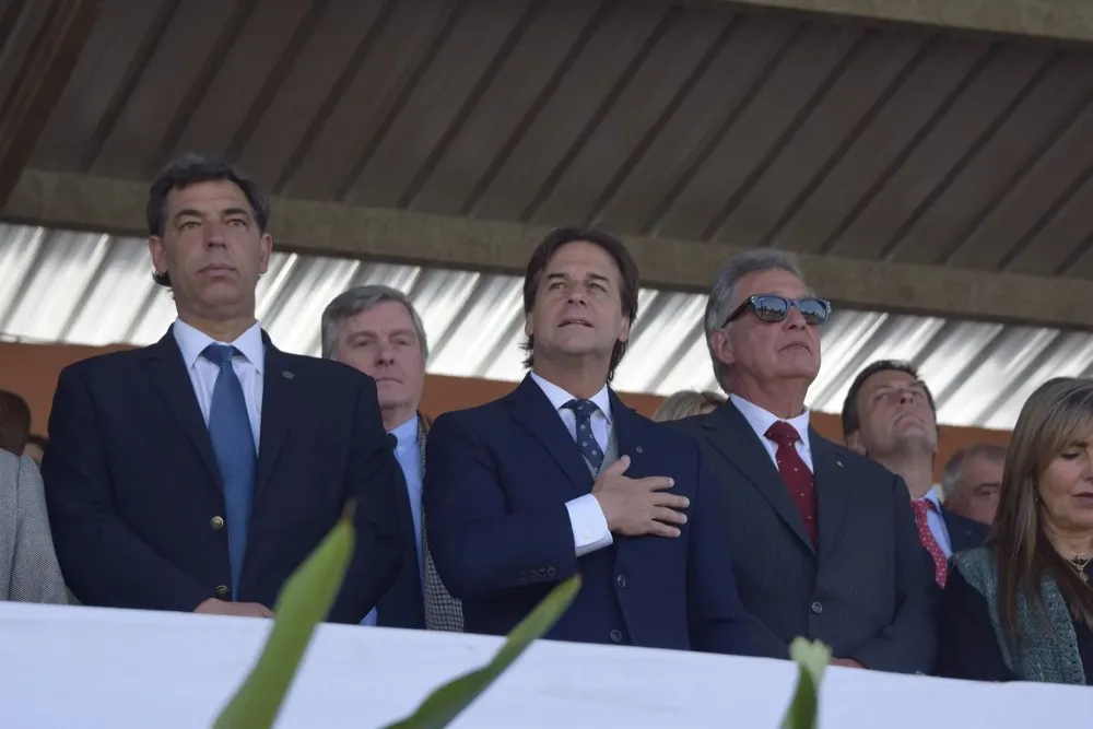 Gonzalo Valdés Requena, Luis Lacalle Pou y Fernando Mattos, en el palco de la Rural del Prado.