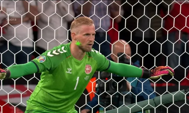 El puntero láser sobre el arquero Kasper Schmeichel en el partido entre Inglaterra y Dinamarca