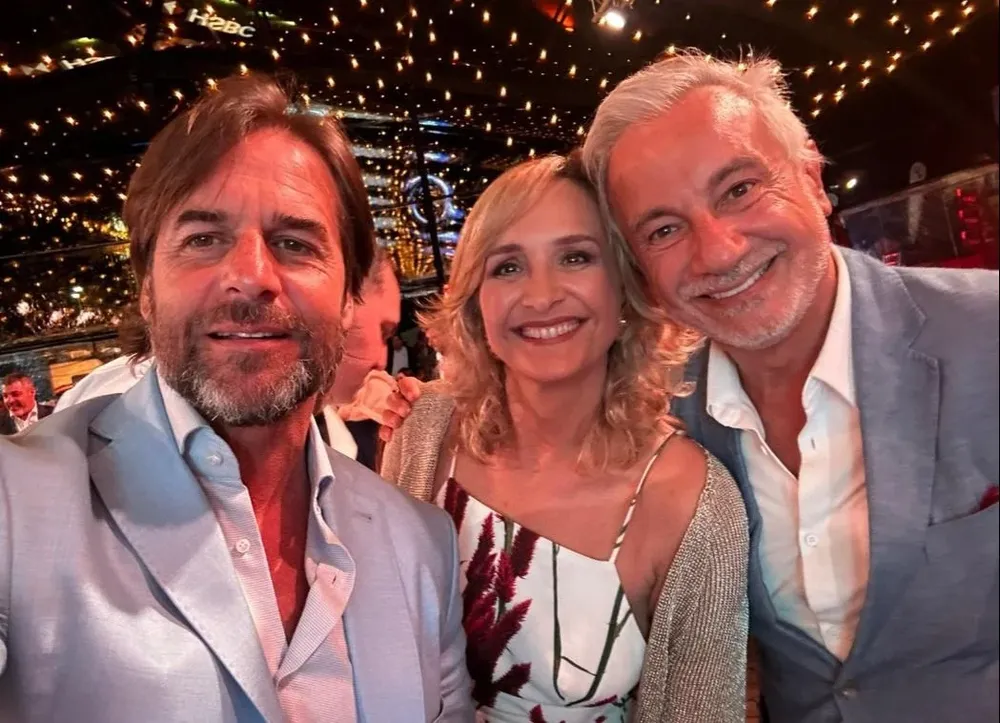 Luis Lacalle Pou junto a Laura Raffo y su pareja, Juan Malagrino