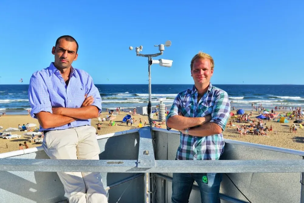 Pedro Gordon y Manuel Eguren en el parador de la parada 30 en Playa Brava, Punta del Este