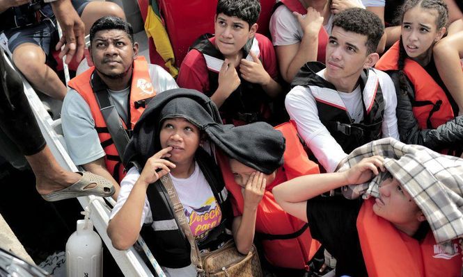 Cientos de migrantes están yendo en lancha de Panamá hasta Colombia en su camino de regreso a Venezuela.