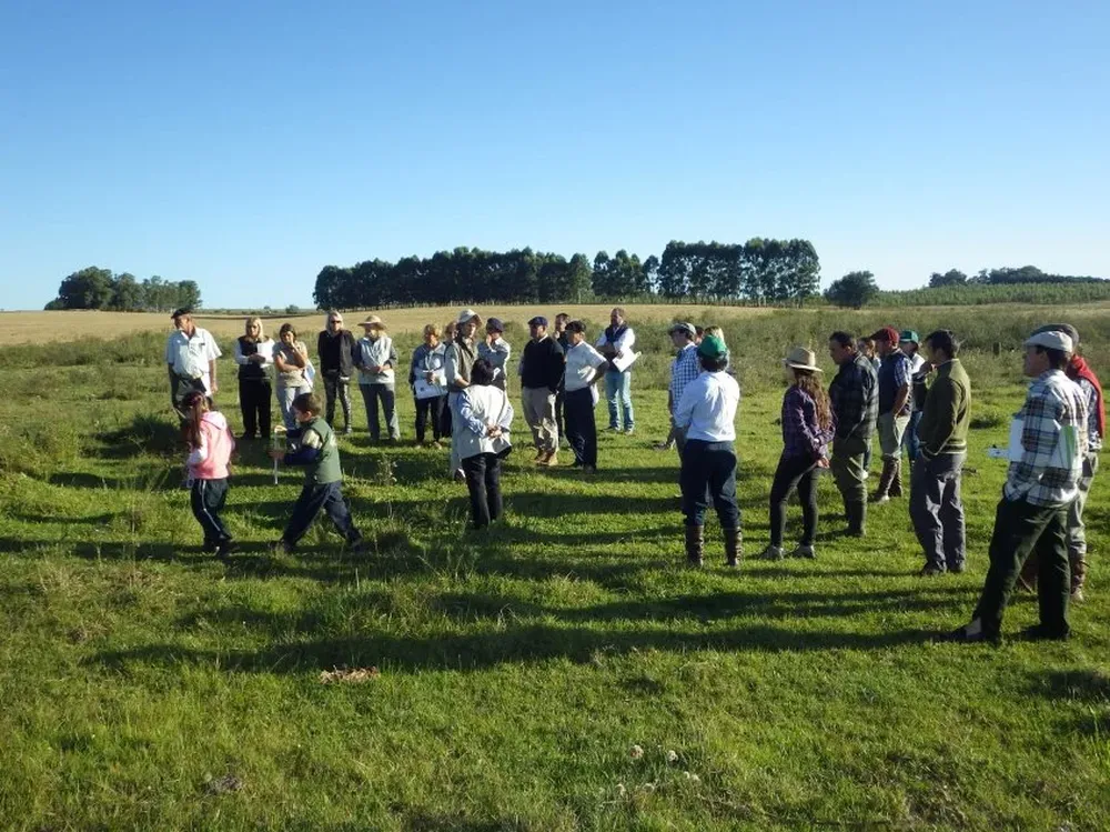 La concurrencia siguió con mucho interés la información brindada en el predio de la familia Olveira Pérez.