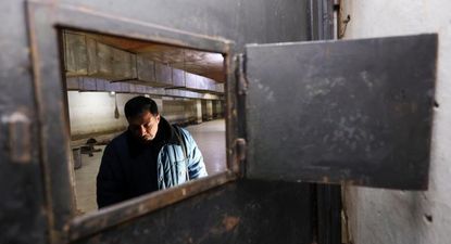 Bassem Fayez Mowat, un expreso, mira el interior de la famosa prisión subterránea Branch 215 que fue dirigida por la inteligencia militar siria en Damasco.