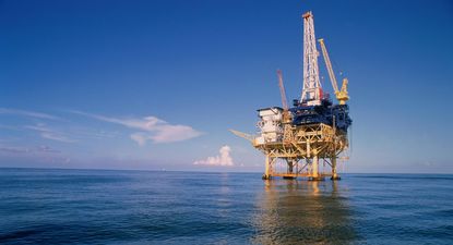 ¿Por qué no sube el precio del petróleo tras bombardeo en Irán?