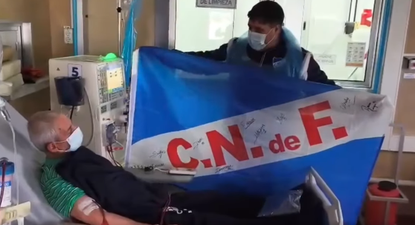El emocionante momento de un hincha de Nacional al que le llegó una bandera firmada por los jugadores