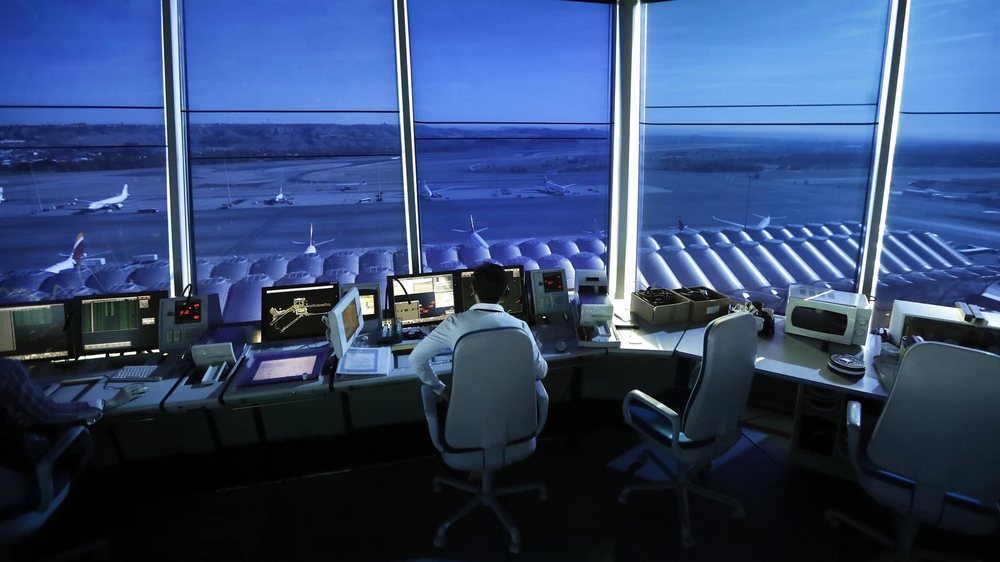 Un controlador aéreo se quedó dormido y obligó a un avión a esperar casi una hora en el aire.