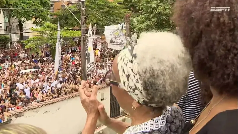 Así saludaron al cortejo desde la casa de la familia de Pelé en Santos