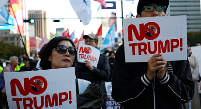 Manifestantes congregados en Seúl antes de la llegada de Trump el miércoles.