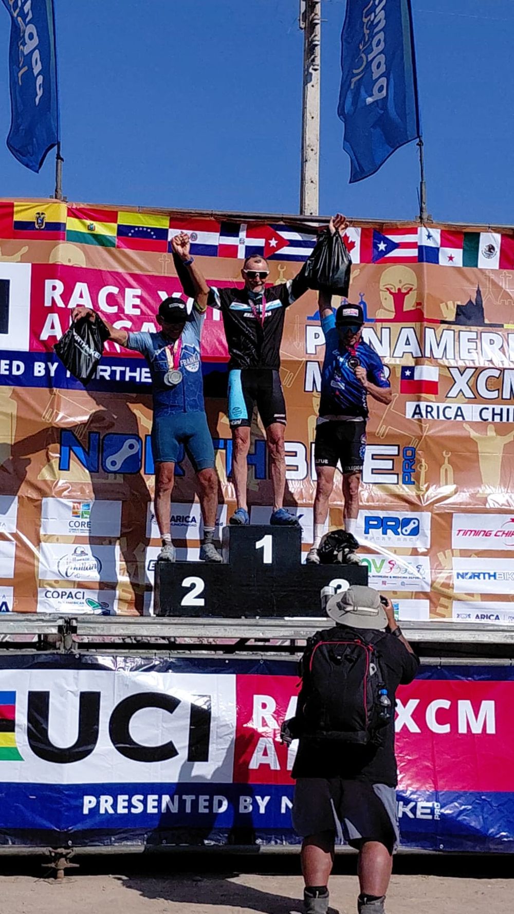 Jorge Vidart en lo alto del podio de la Arica Race Jorge Vidart en lo alto del podio de la Arica Race