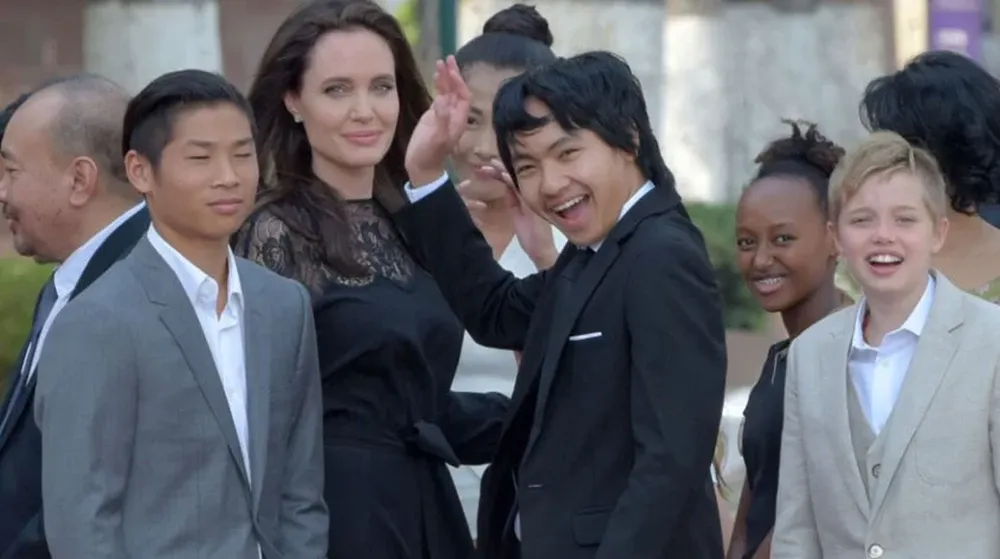 Angelina Jolie y sus hijos en Camboya; Pax es el que está a la izquierda de la actriz