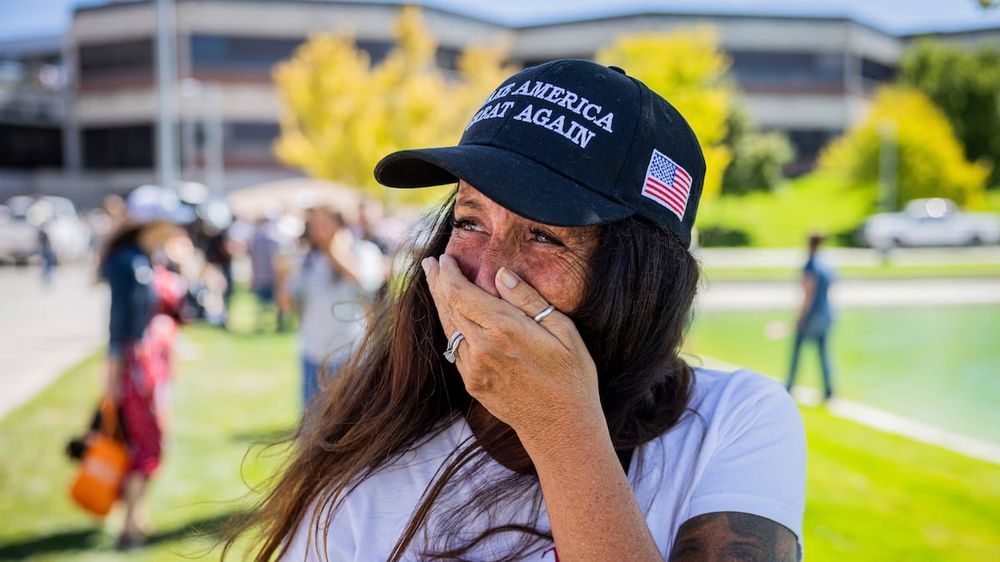 Mujer llora después del asesinato de Charlie Kirk, en la Universidad de Utah.