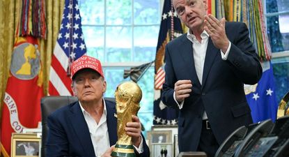 El Observador | US President Donald Trump joined by FIFA president Gianni Infantino (R) holds the World Cup Trophy as he makes an announcement in the Oval Office of the White House in Washington, DC, on August 22, 2025. Trump announced the 2026 World Cup draw will be hel