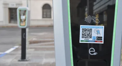 UTE bonifica a empresas que instalen cargadores de vehículos eléctricos en espacios de uso público.