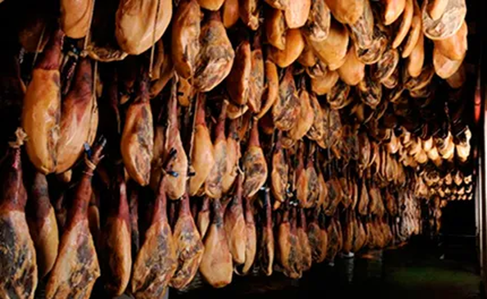 Una nave industrial donde se produce jamón ibérico.