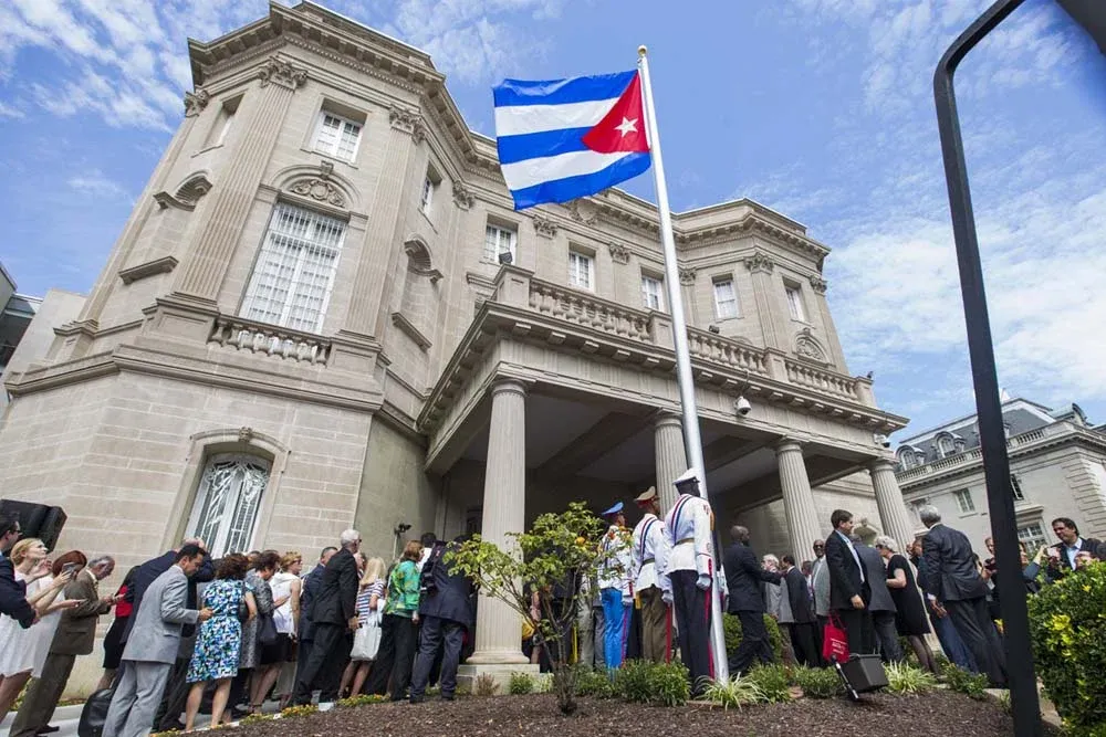 Luego del izamiento de la enseña, los cubanos gritaron “¡Viva Cuba, viva Fidel!”. J. Lo Scalzo - EFE