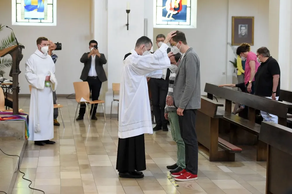 Sacerdotes alemanes bendijeron a parejas homosexuales