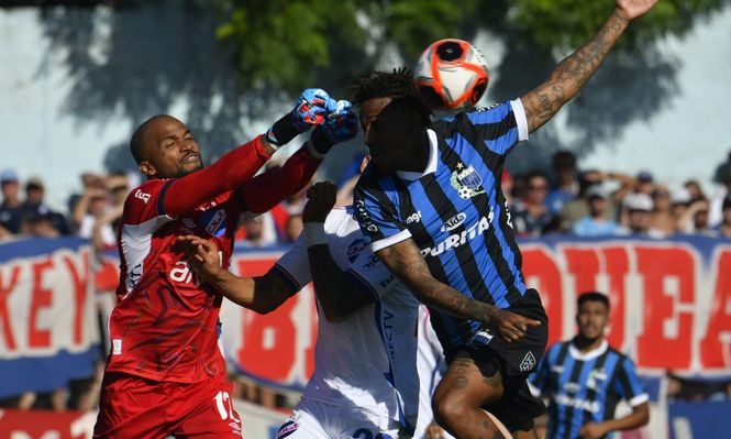 Luis Mejía llega antes que Abel Hernández para impedir el cabezazo del delantero de Liverpool