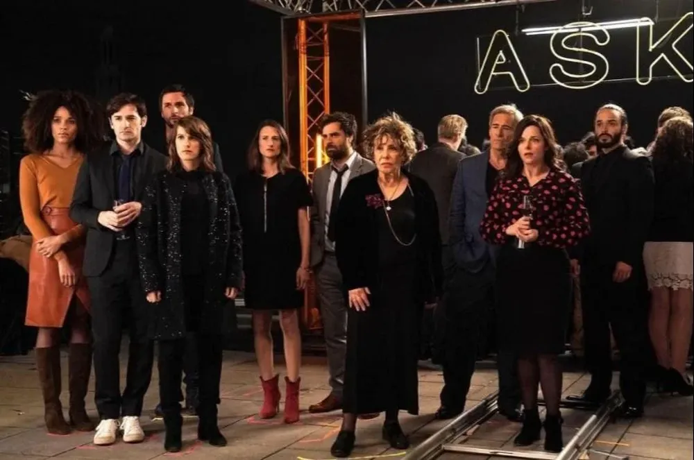 El elenco completo de Ten percent