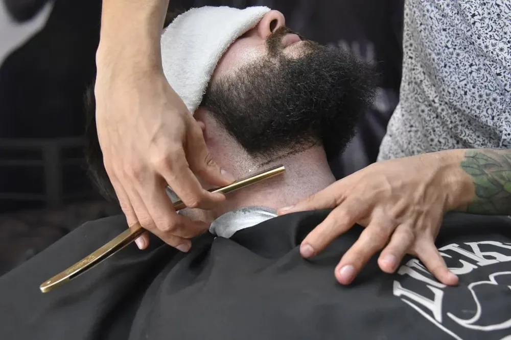 La afeitada con toalla caliente es un clásico. Lucky Barber Shop