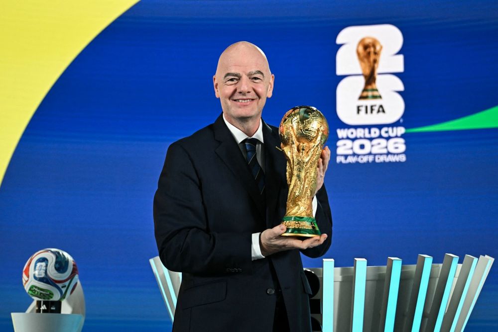 Infantino con el trofeo de la Copa Mundial de la FIFA