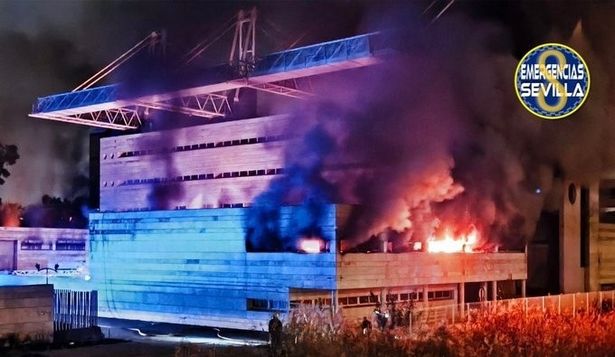 Voraz incendio en Sevilla.