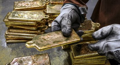 el oro alcanza un valor record: por que el metal precioso se convierte en refugio en tiempos de incertidumbre