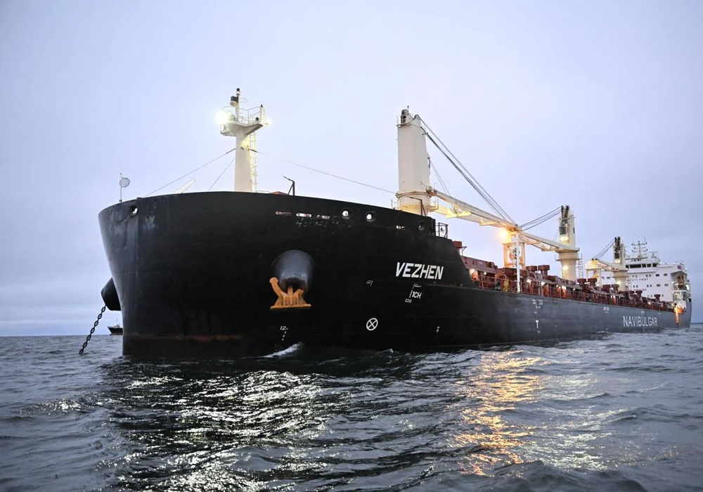El carguero Vezhen está anclado para ser examinado por las autoridades suecas en las afueras de Karlskrona