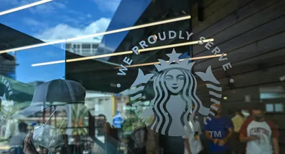 El logo de Starbucks en un supermercado de Caracas causa un malentendido