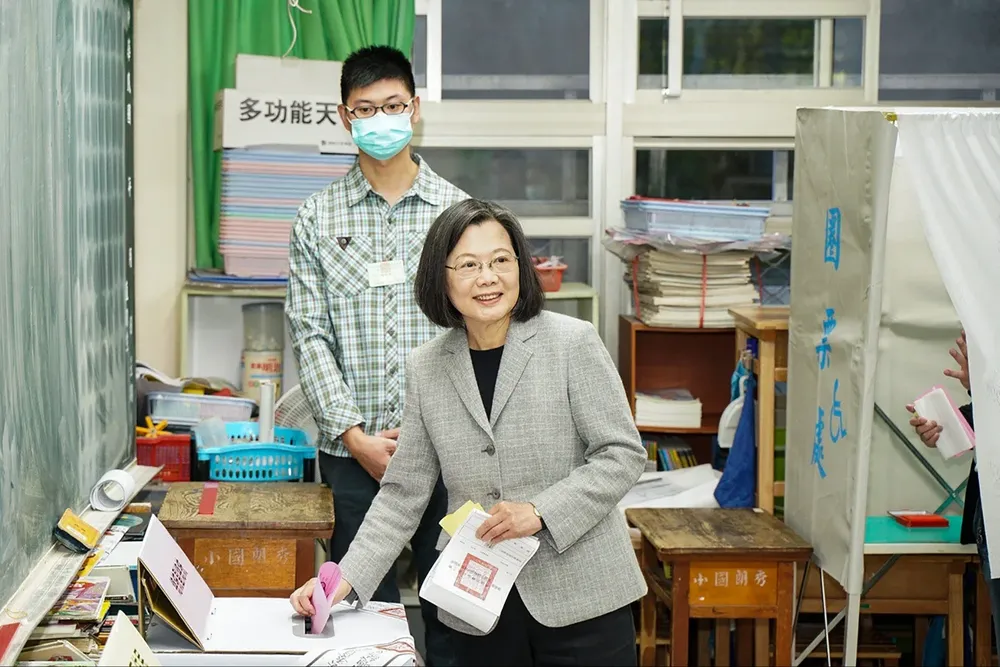 La presidenta de China nacionalista, Tsai Ing-wen, deposita su voto en la capital, Taipei.