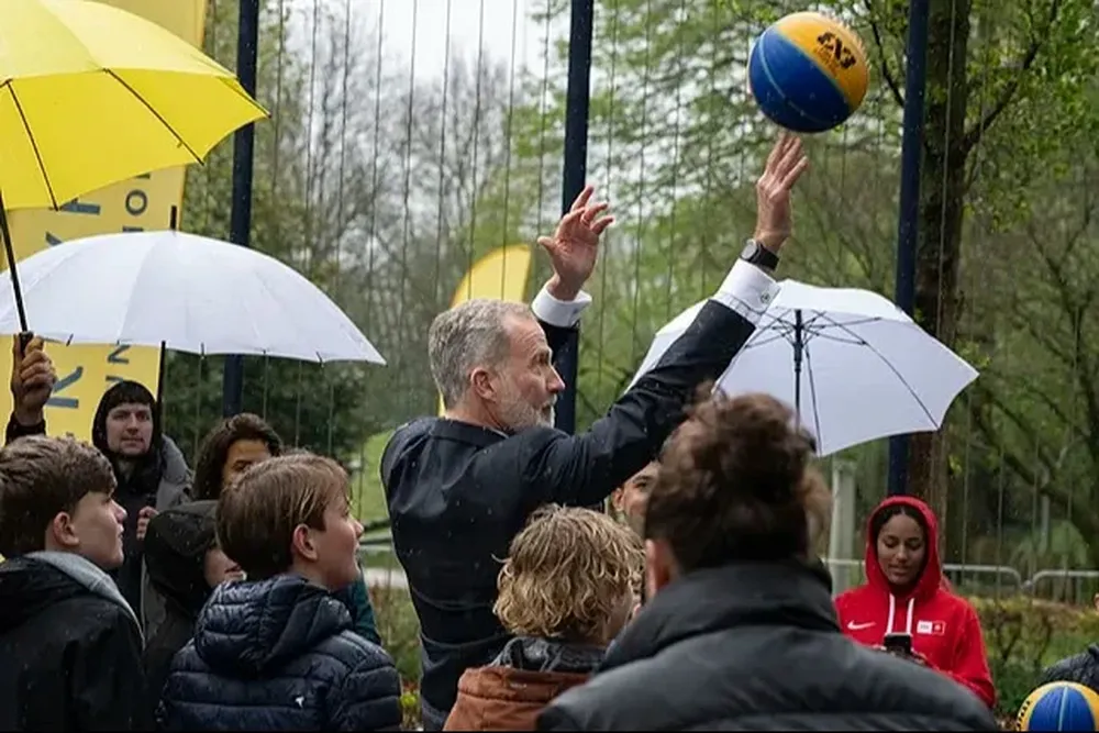 Felipe VI, tirando a canasta en la Fundación Cruyff en Ámsterdam