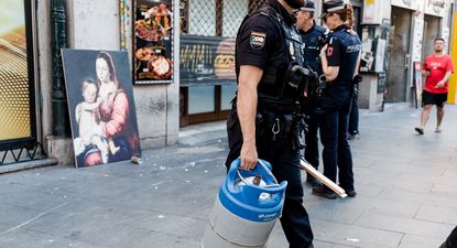 La policía retira una bombona de gas de la calle Montera. EUROPA PRESS.&nbsp;