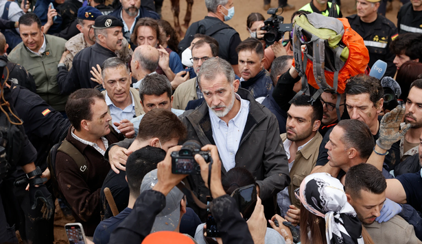 Felipe VI en su primera visita a Valencia junto a las víctimas de la DANA.