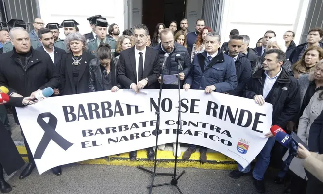 La concentración de vecinos tras la muerte de los guardias civiles.