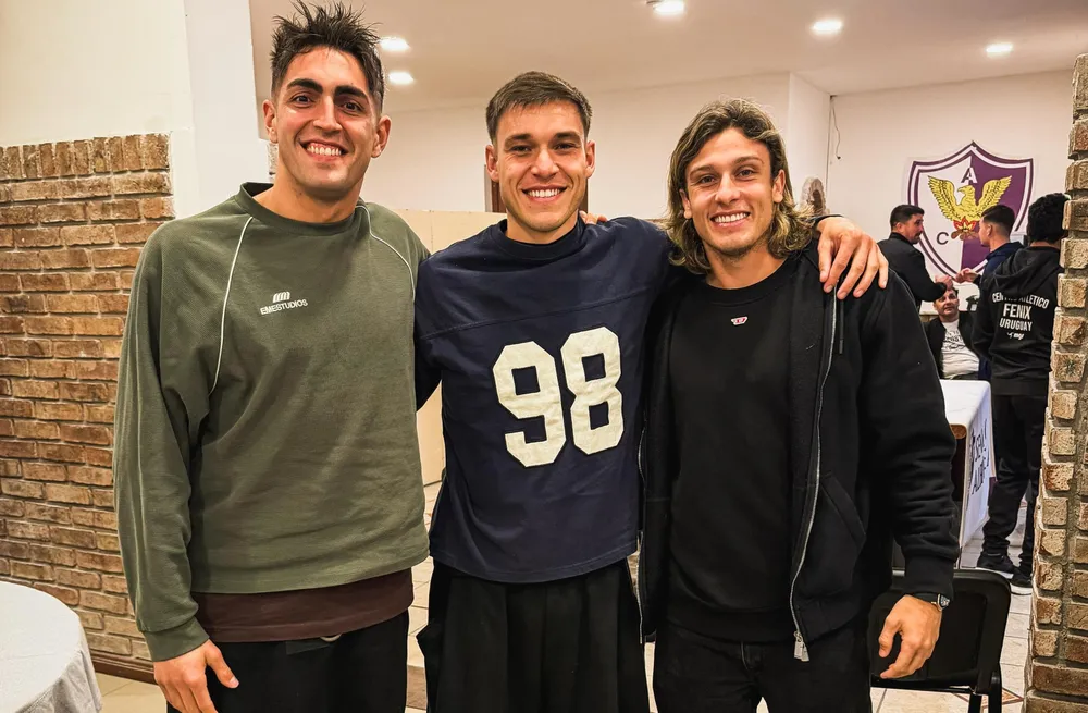 Santiago Mele, Manuel Ugarte y Agustín Canobbio en la sede de Fénix
