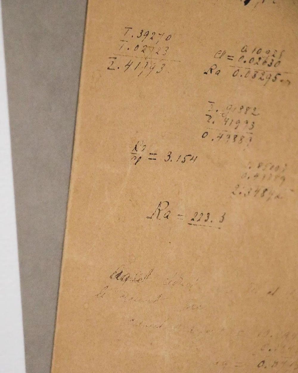 La colección de material de Marie Curie incluye algunas notas de laboratorio radiactivas.