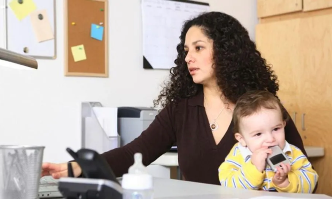 Ser madre reduce un 40% las oportunidades laborales en Argentina, asegura un informe con datos globales