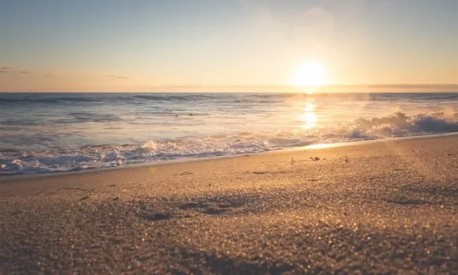 Trabajar desde la playa: claves para planear vacaciones como nómade digital