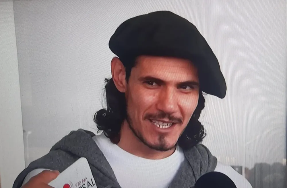 Edinson Cavani arribó a Montevideo en la mañana de este domingo para sumarse a la selección uruguaya