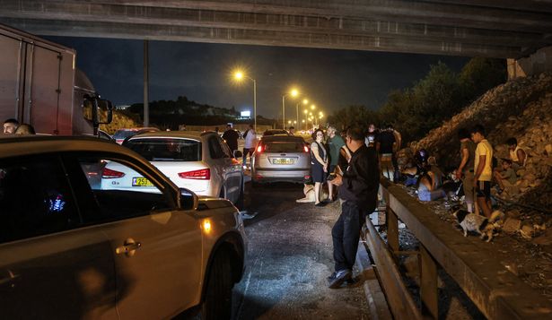 Personas se refugian debajo de un puente en medio del ataque de Irán a Israel