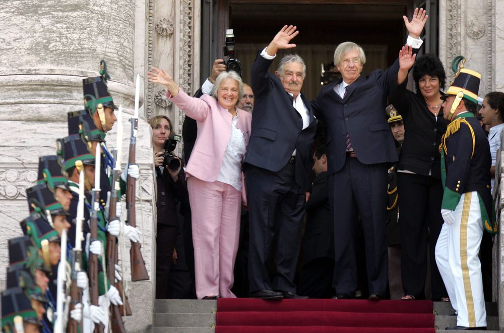 Fotografía de archivo del 1 de marzo de 2010 del presidente electo José Mujica (c) saludando junto a su esposa, la presidenta de la Asamblea Legislativa Lucía Topolansky (i), y el vicepresidente electo Danilo Astori (d), desde la escalinata del Palacio Legislativo antes la juramentación como presidente de Mujica, en Montevideo (Uruguay). EFE/ Iván Franco