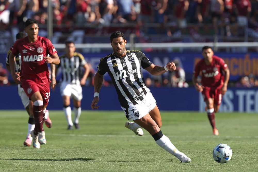 Hulk de Atlético Mineiro controla el balón en la final de la Copa Sudamericana ante Lanús