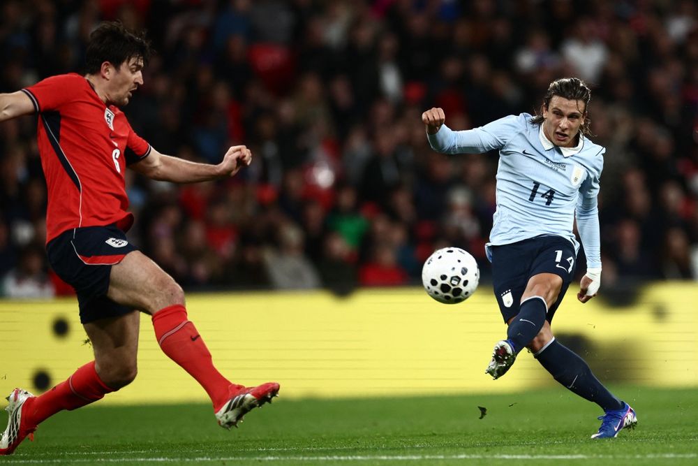 Agustín Canobbio de Uruguay ante Inglaterra en Wembley