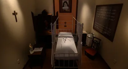 Vista del dormitorio de la monja católica y fundadora de la congregación de las Hermanas Capuchinas, Francisca Rubatto (1844-1904), ahora convertido en museo, en Montevideo