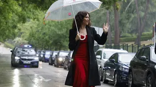 Isabel Díaz Ayuso, bajo la lluvia para la celebración del Dos de Mayo.