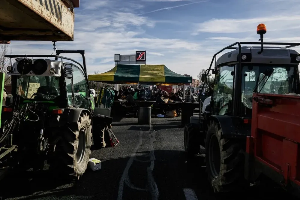 En total, más de 3.000 agricultores estaban movilizados este lunes en toda Francia, un tercio en el suroeste, según una fuente policial.