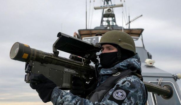 Un soldado ucraniano en una embarcación en el mar Negro.
